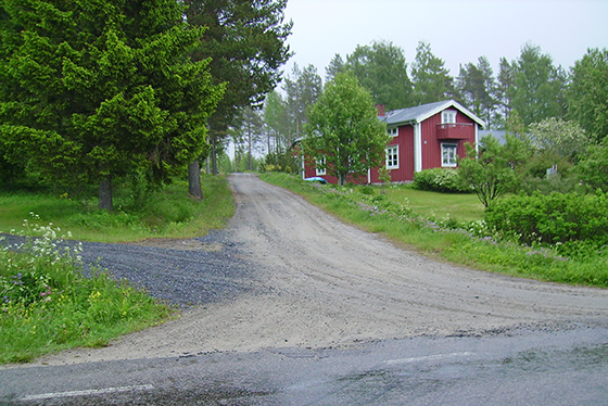 Hus, grusväg, träd,