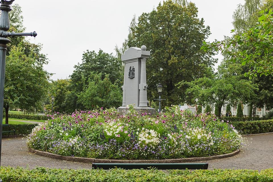 Monument omgiven av blommor i Döbelns park 