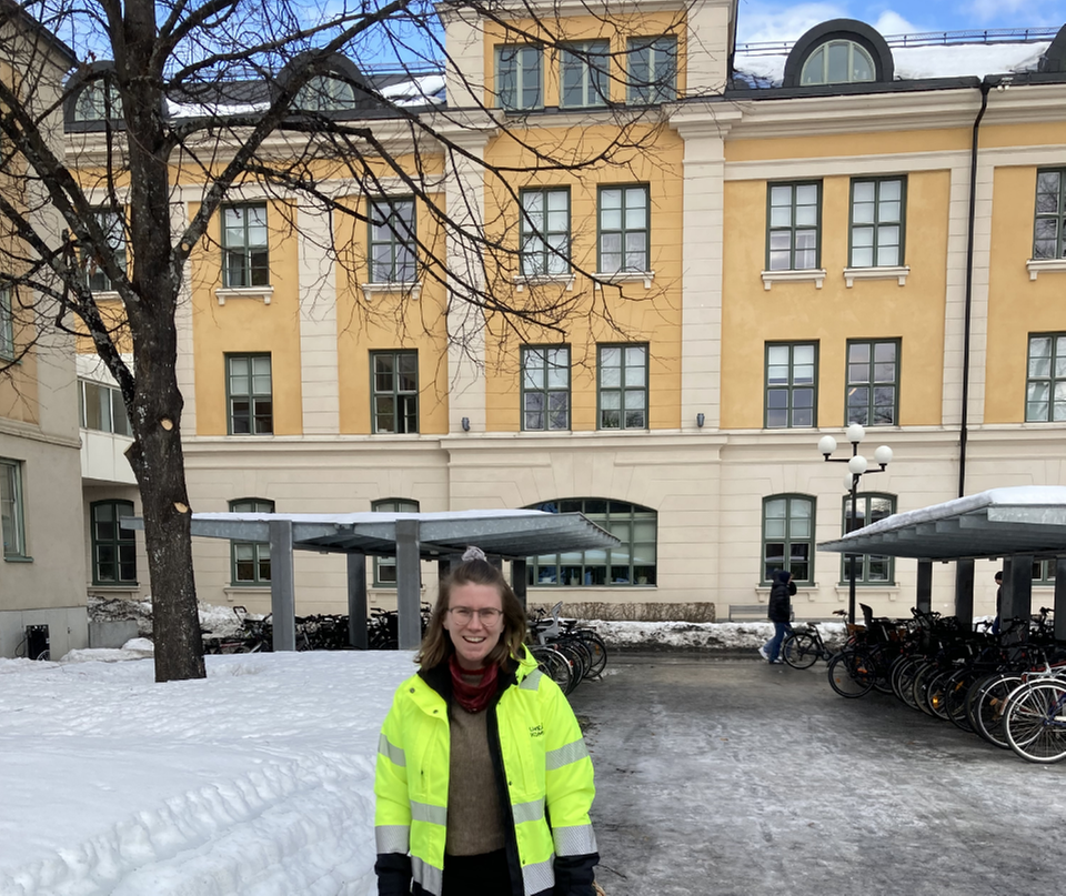 Personer som samtalar i ett konferensrum