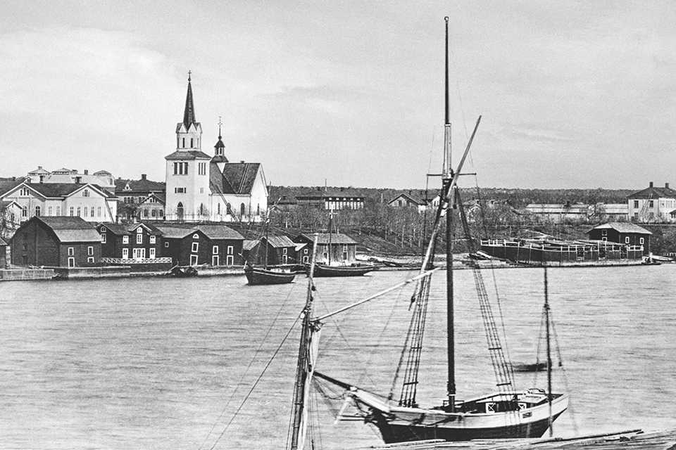 Gamla Umeå från Tegssidan, gamla kyrkan och en segelbåt vid stranden