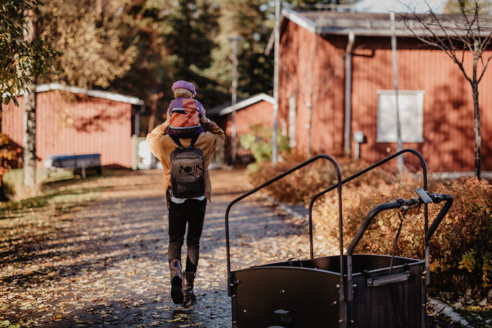 Bilden visar en förälder som lämnar sitt barn på en förskola i Umeå.