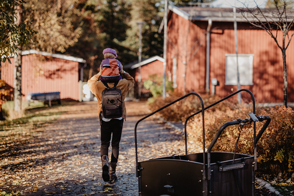 Bilden visar en förälder som lämnar sitt barn på en förskola i Umeå.