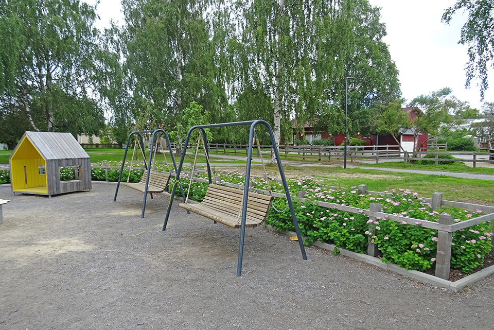 gungande bänkar, blommor, park