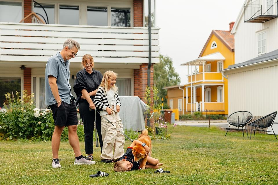 Frida, Fritz och barnen leker på baksidan med sin hund.