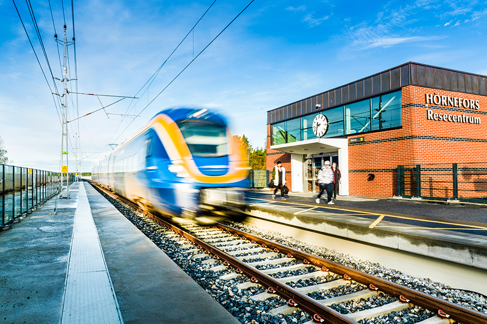 Tåg passerar Hörnefors resecentrum.
