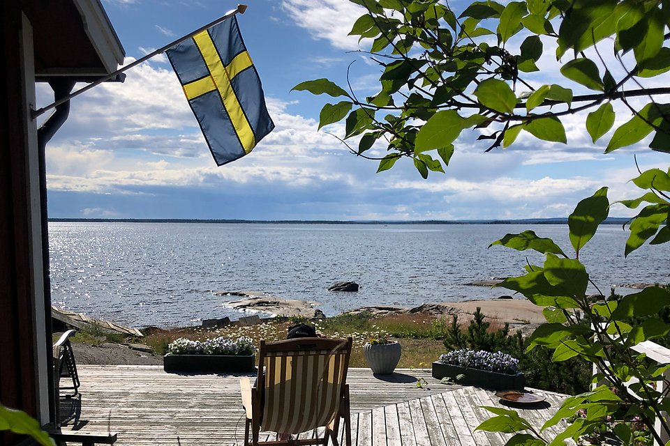 Uteplats vid sommarstuga med utsikt mot havet