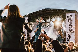 Festivalscen med dansande människor framför.