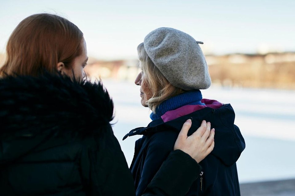 Två glada män bredvid varandra