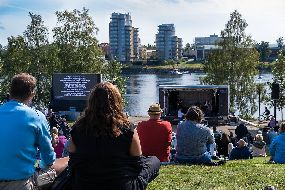 Allsång i Broparken.