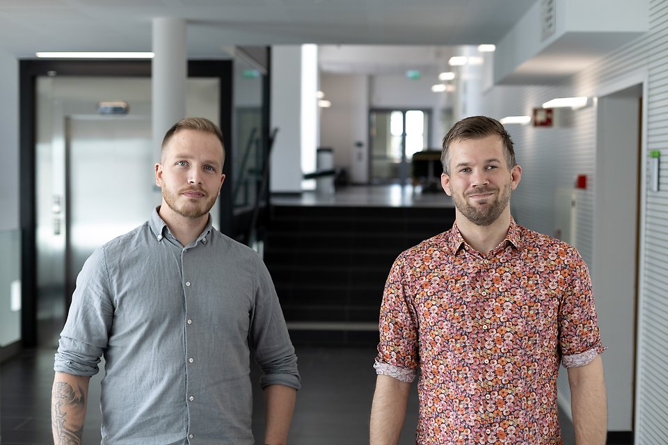 Bild på Nicklas och Anton som arbetar på DoIT