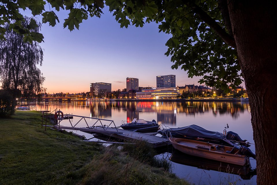 Vy över Umeå och älven i höstskrud.