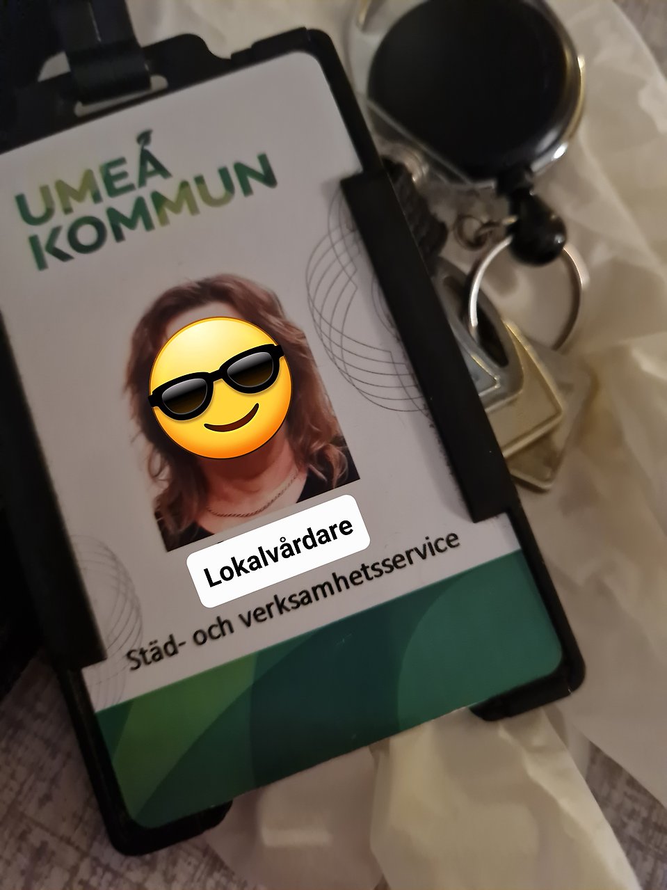 Kvinna tittar på ett anslag.