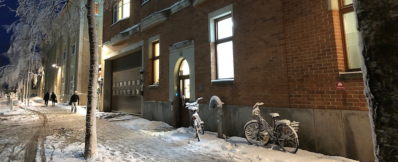 gatubild entré Svergies depåbibliotek och lånecentral