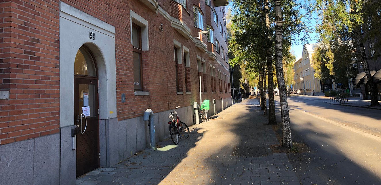 gatubild entré Svergies depåbibliotek och lånecentral