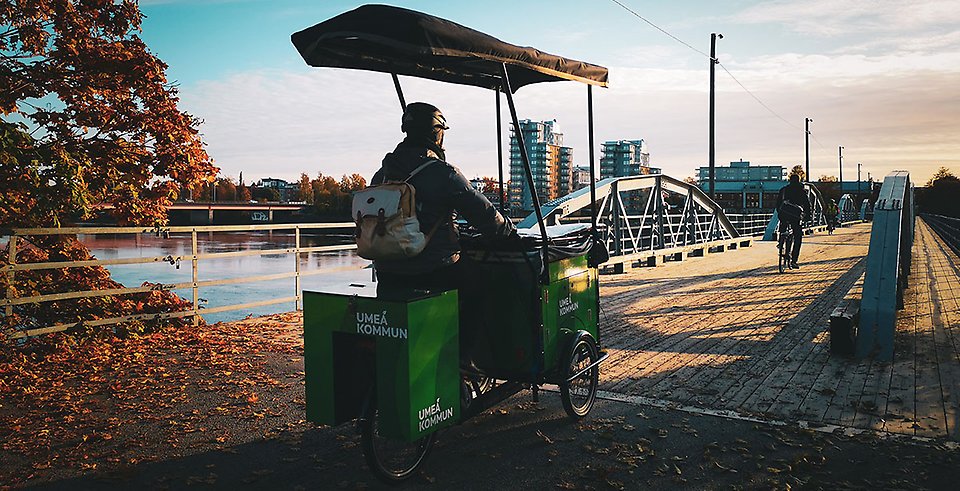 Foto av dialogcykeln som är på väg över gamla träbron mot Teg.