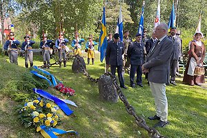 Samling med människor vid Dunckers monument, till minne av slaget vid Hörnefors