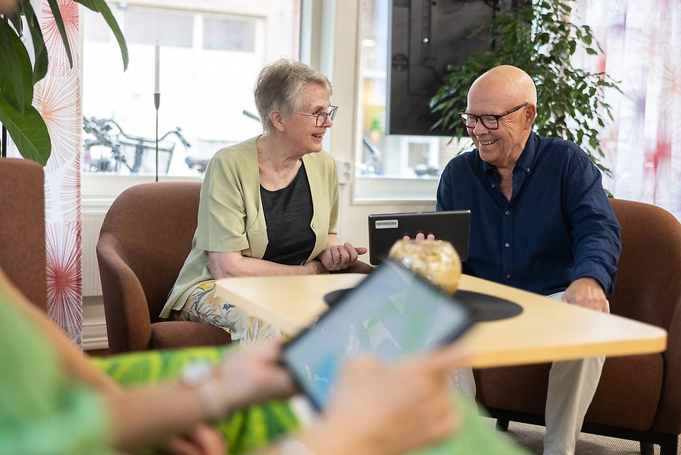 Personer som tillsammans tittar på olika digitala mediahjälpmedel