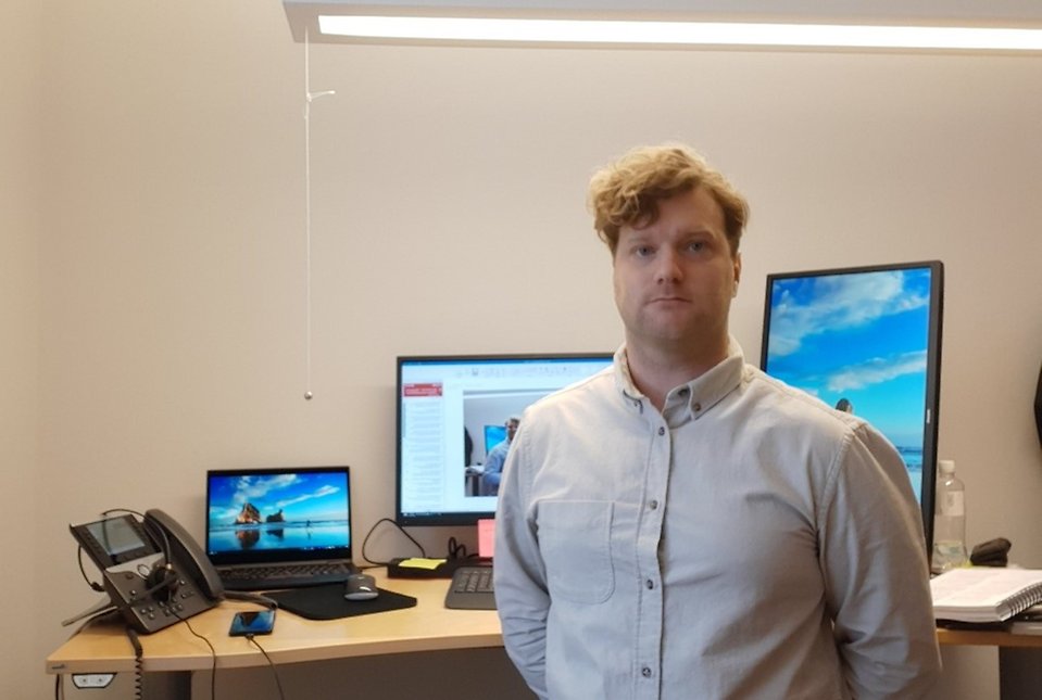 Niklas Lindblom framför sitt skriv bord