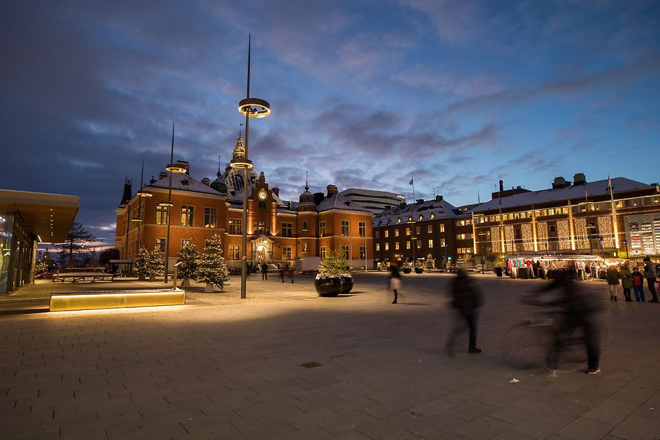 Rådhustorget i Umeå på kvällstid i januari.