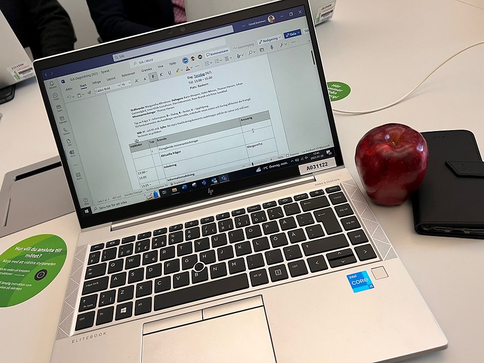 Bild på dator med ett äpple
