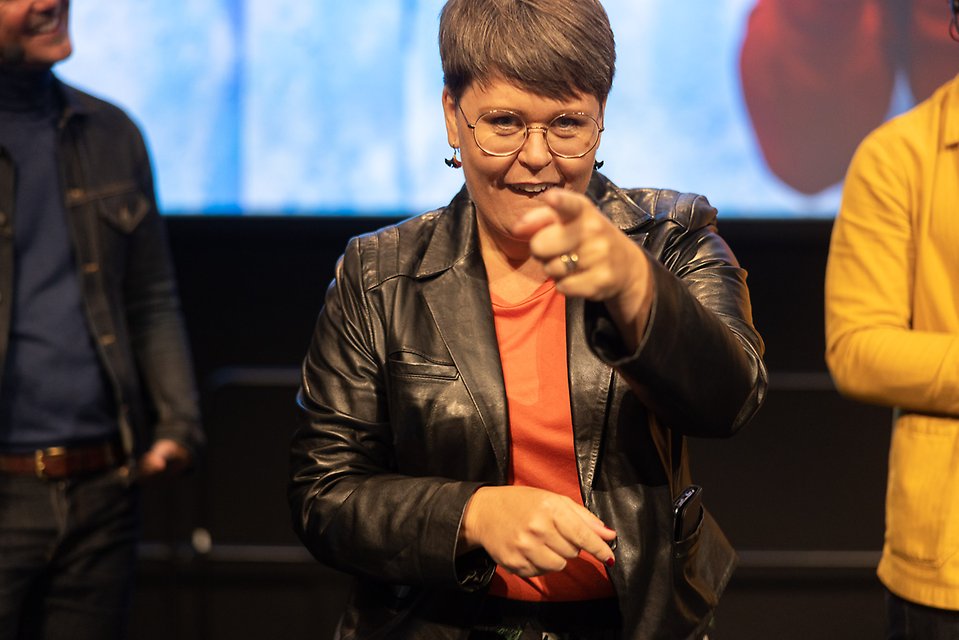 Karin Ahnqvist talar på scen