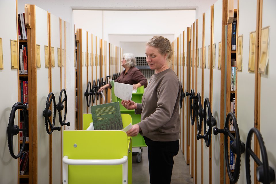 Stephanie Stahl och Ingalill Stenmark jobbar som bibliotekarier.