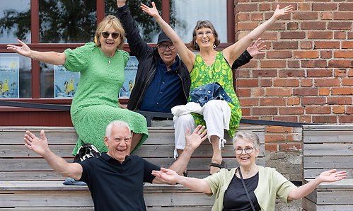 Glada seniorer sitter tillsammans i Umeå.