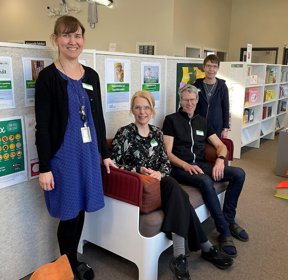 Maria, Åza, Olle och Åsa heter personalen som jobbar på Tegsbiblioteket