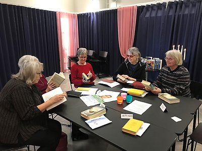 En av Tegsbibliotekets bokcirklar diskuterar månadens bok.