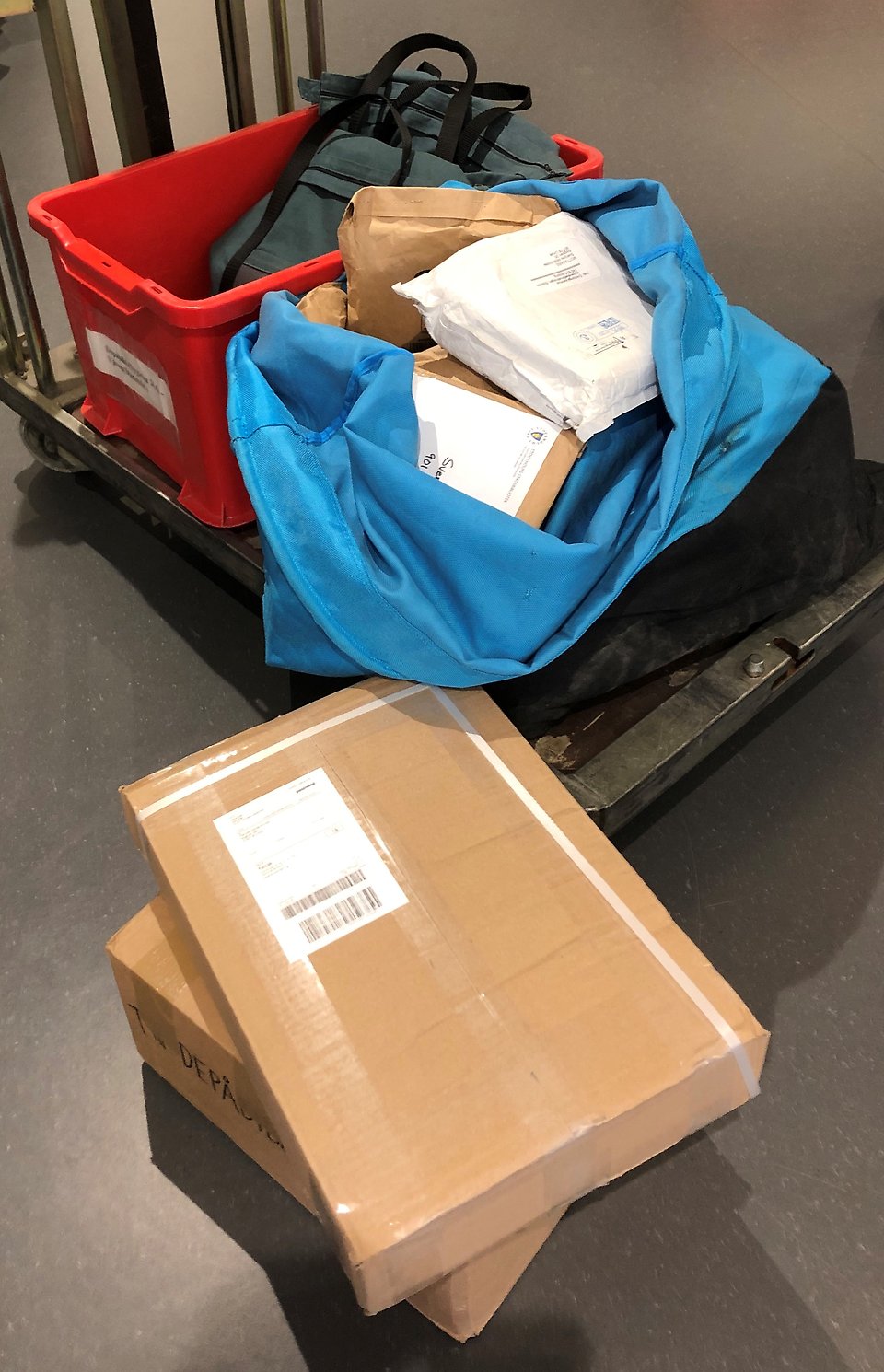 Säck med bokpaket till Depåbiblioteket