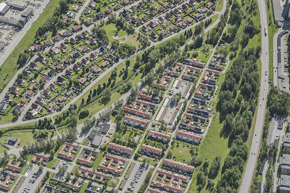 Flygfoto på hög höjd som visar Västerslätt och Rödäng, med Tvärån som rinner genom området.