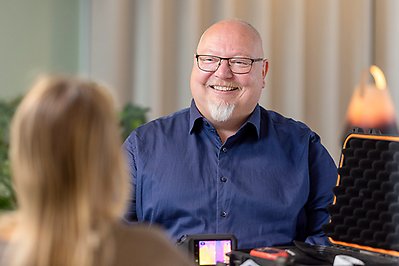 En man ger råd om energi till en besökare.